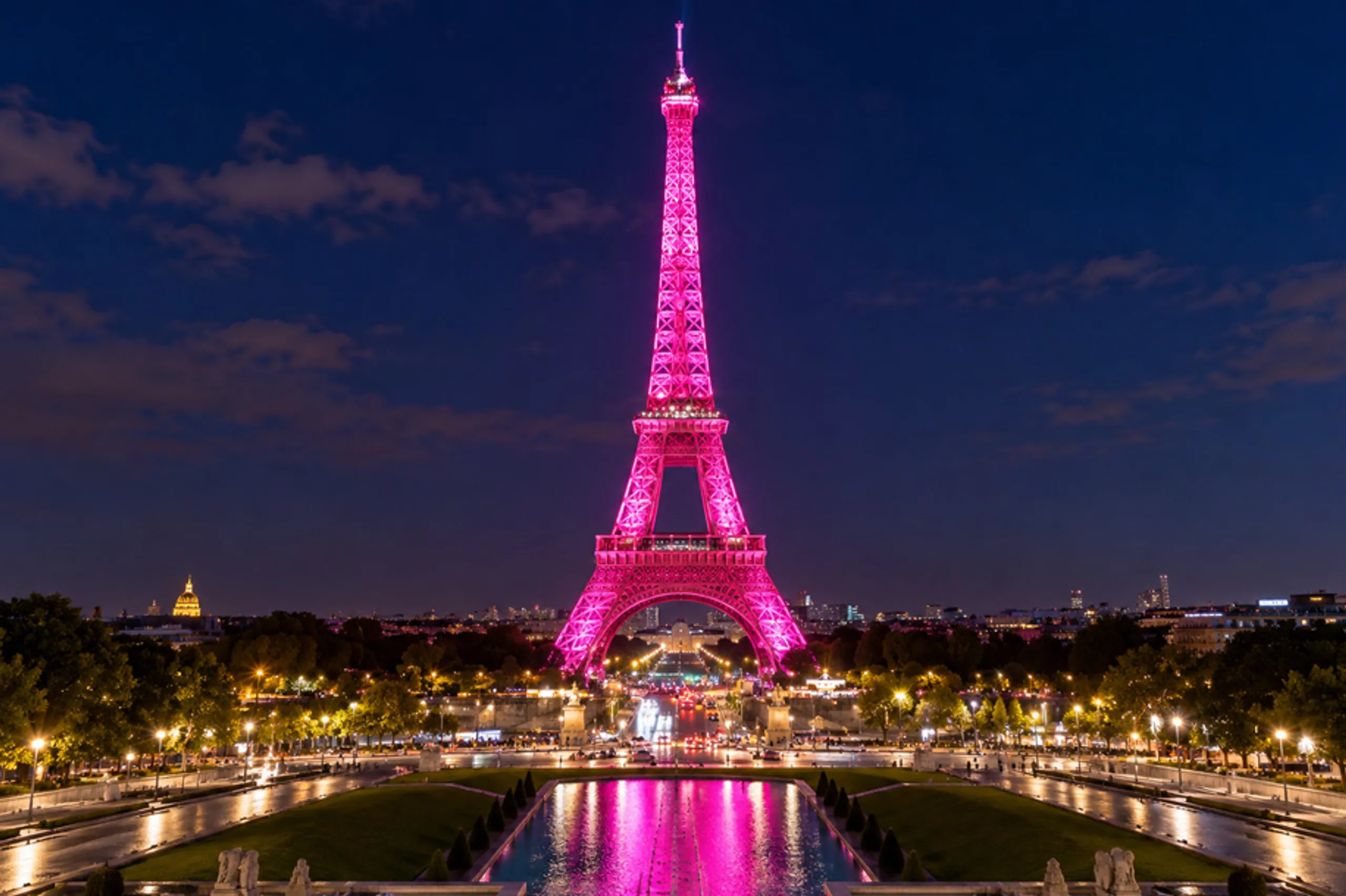 La tour Eiffel illuminée en rose pour Octobre Rose, vue depuis le Trocadéro, avec le dôme des Invalides à gauche