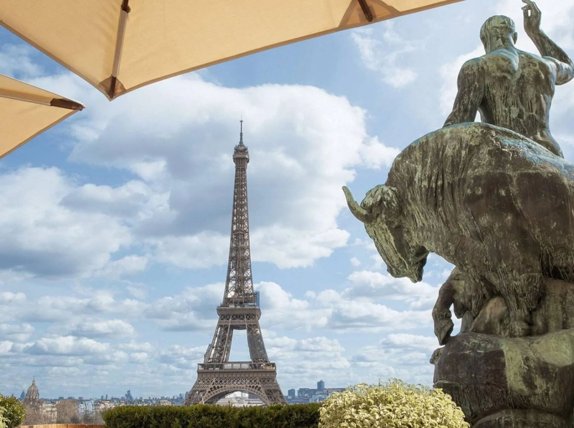 La tour Eiffel vue du Trocadéro depuis la terrasse, sous les parasols