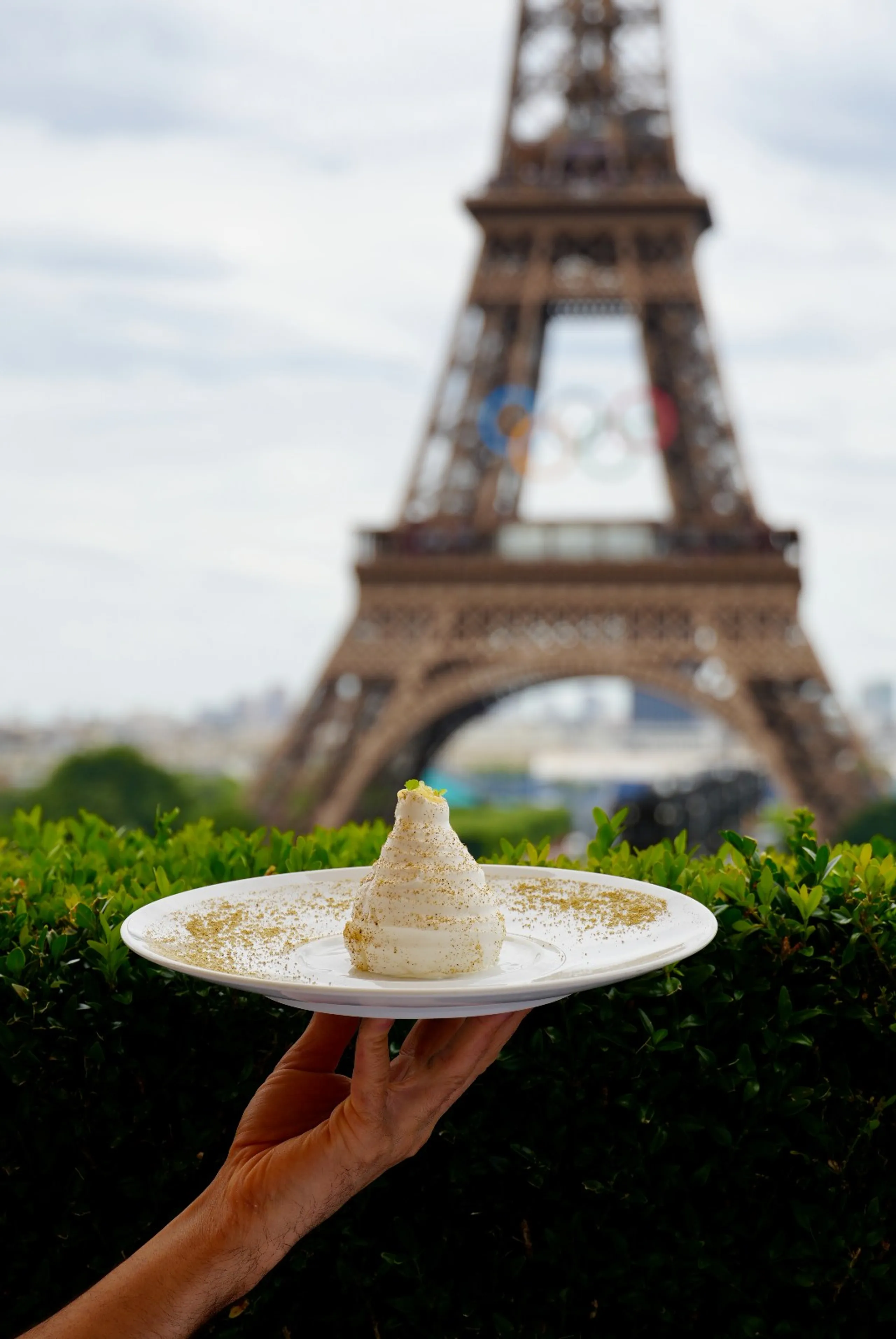 La Lova à la Poire Williams : Dessert phare du Café de l’Homme, restaurant à Paris