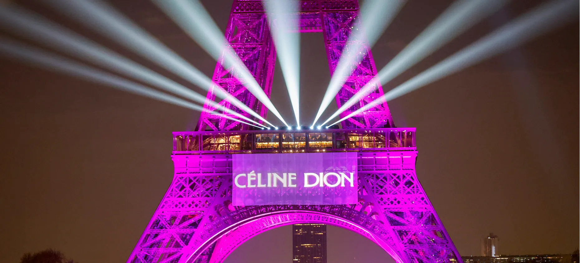 La tour Eiffel illuminée de violet avec le nom de Céline Dion, le soir de l'annonce