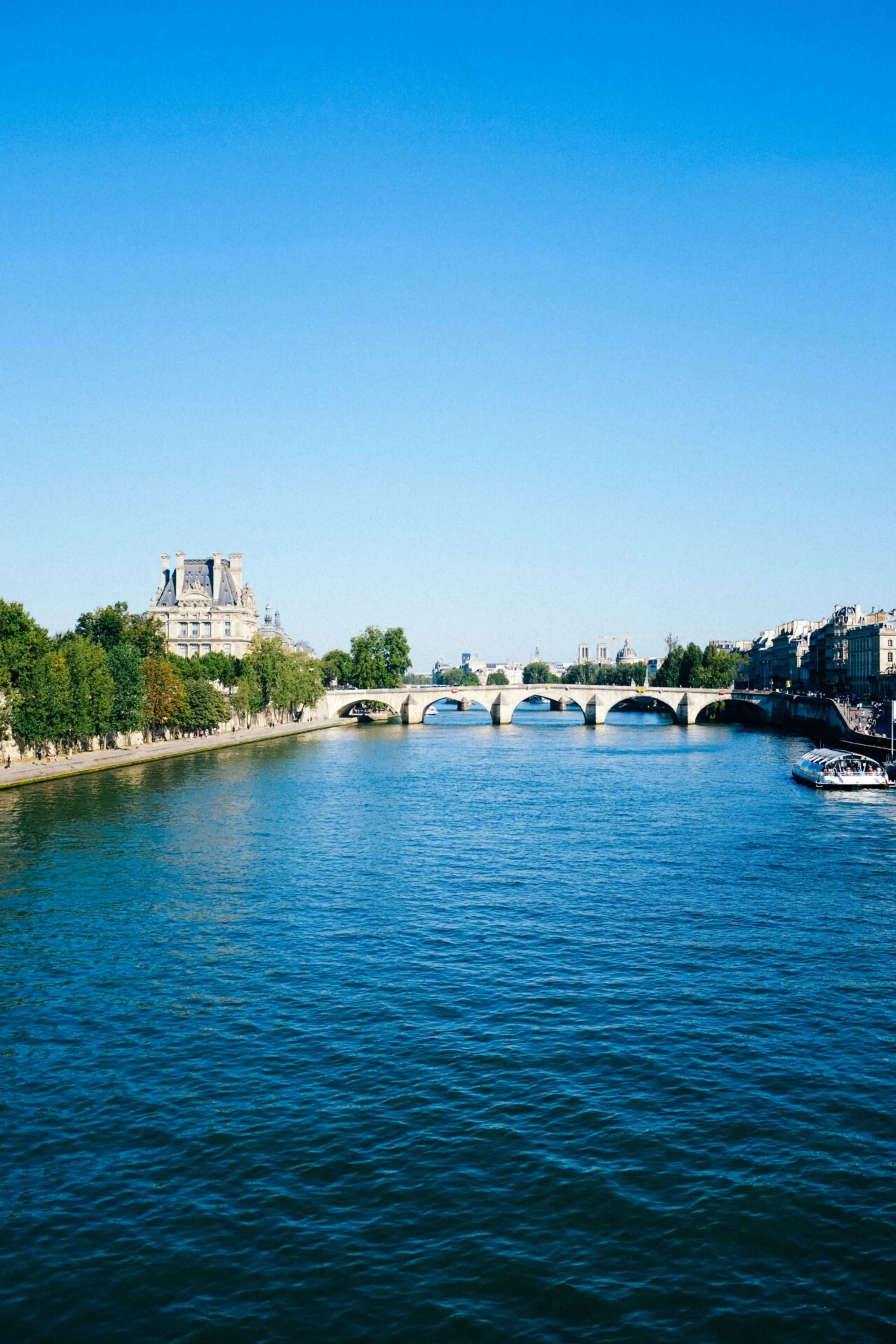 Paris en août : offrez-vous un dîner au calme face à la tour Eiffel