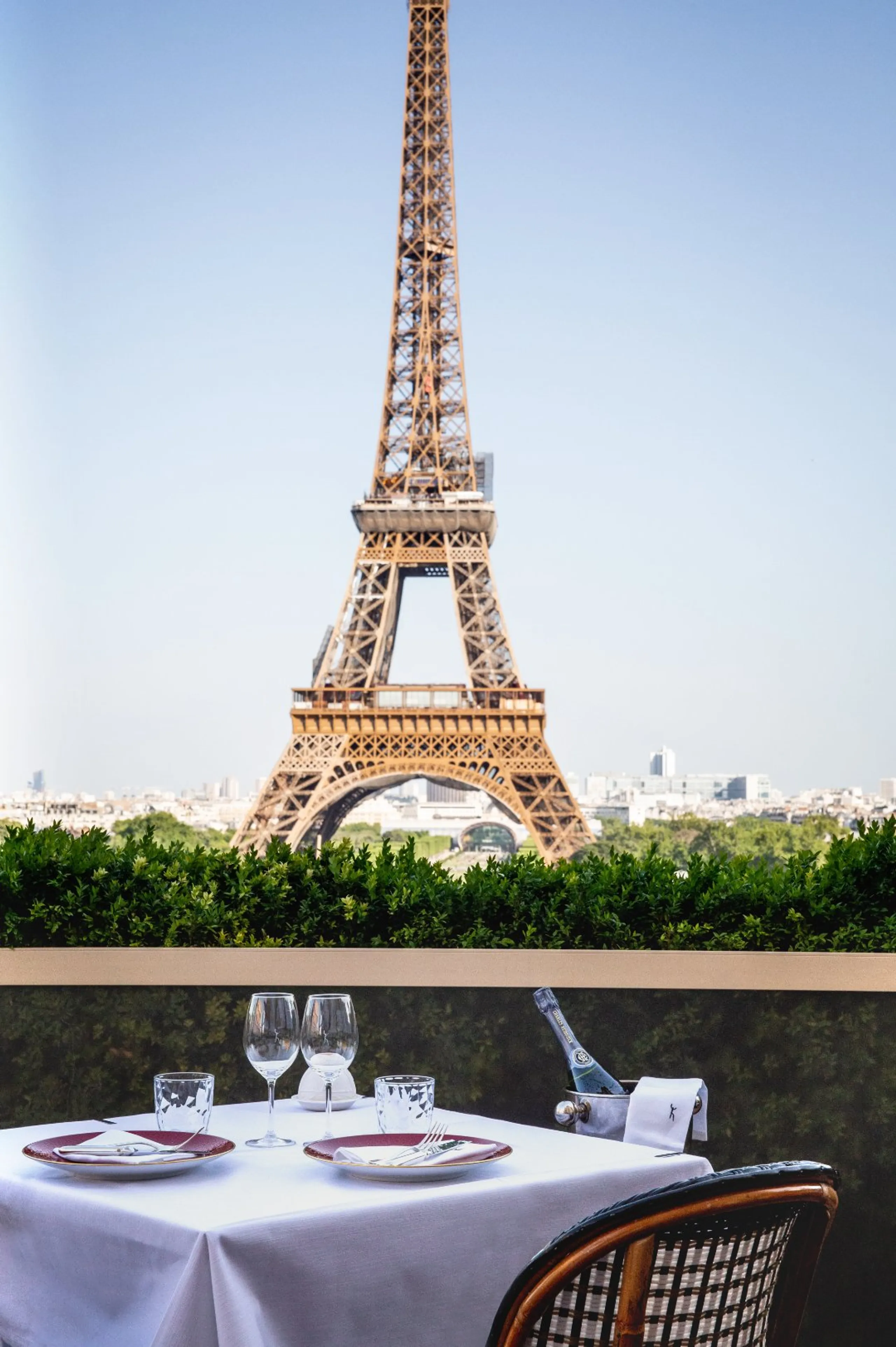 Paris en août : offrez-vous un dîner au calme face à la tour Eiffel