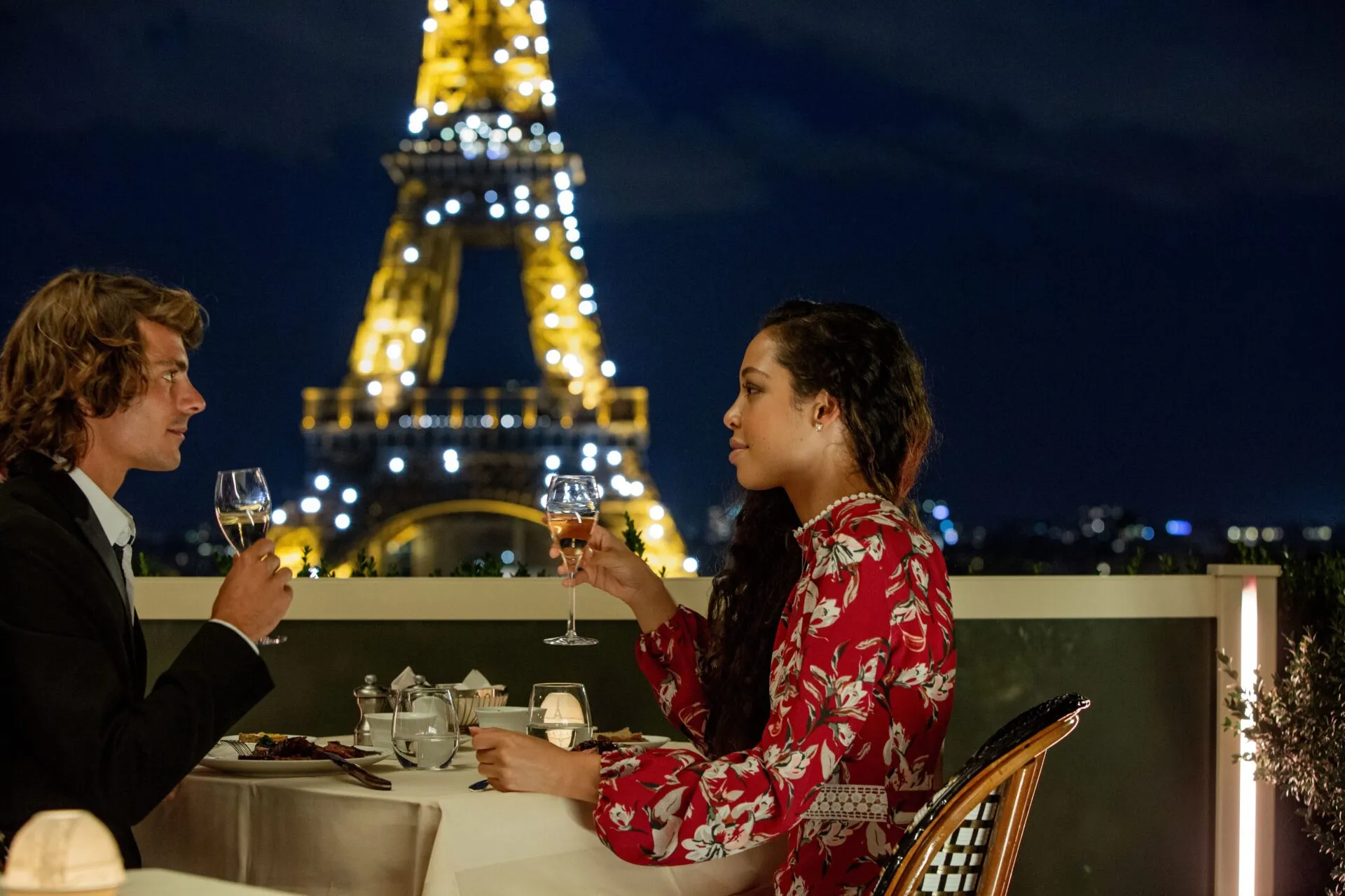 Expérience Eiffel Dîner : Une soirée magique dans un restaurant avec vue sur la tour Eiffel