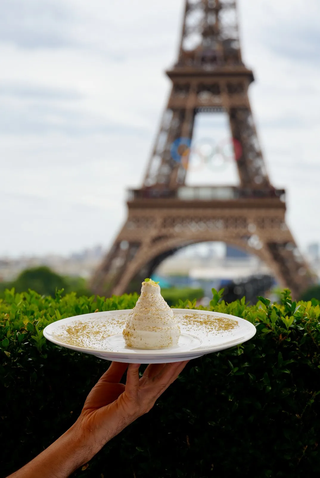 La Lova à la Poire Williams : Dessert phare du Café de l’Homme, restaurant à Paris