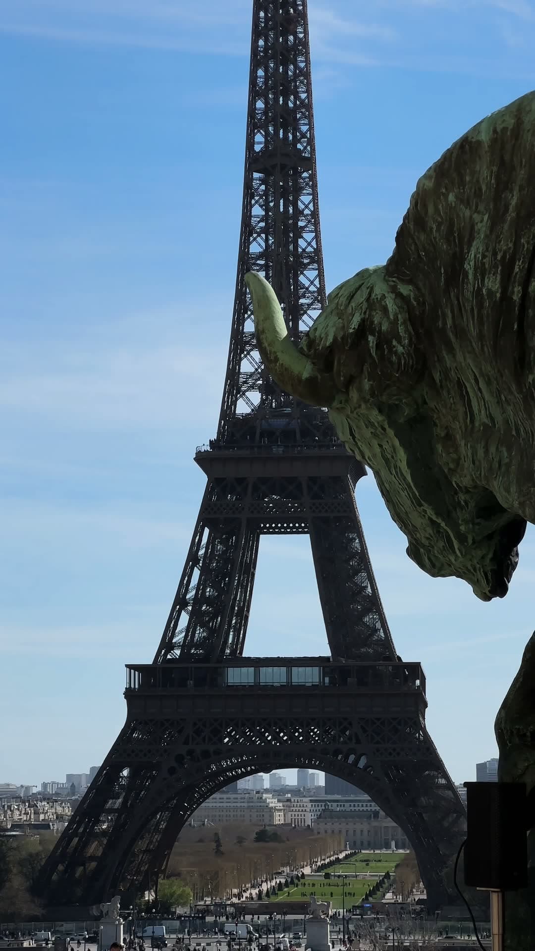 O terraço do Café de l'Homme no Trocadéro, diante da Torre Eiffel