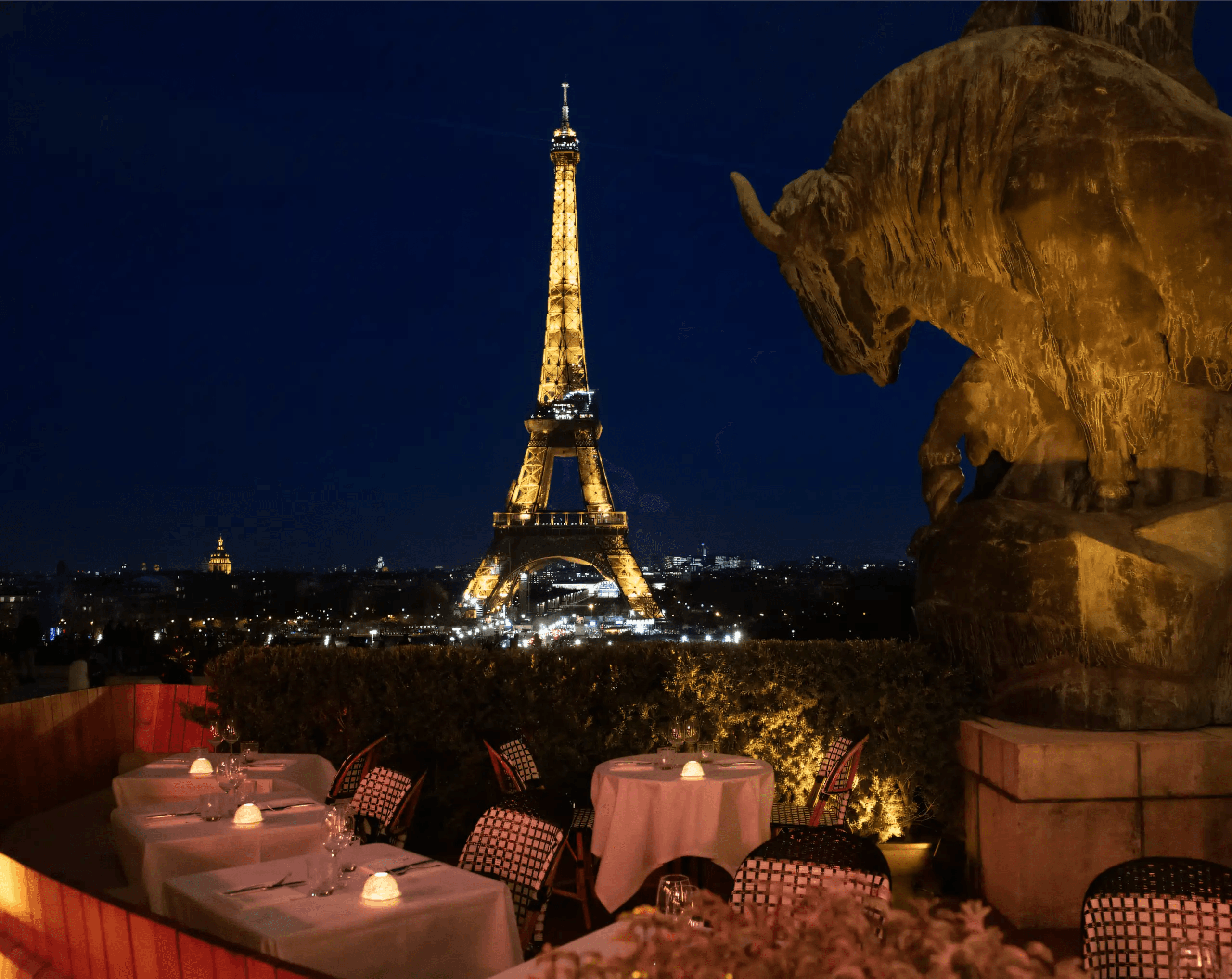O terraço do Café de l'Homme, Palais de Chaillot, diante da Torre Eiffel