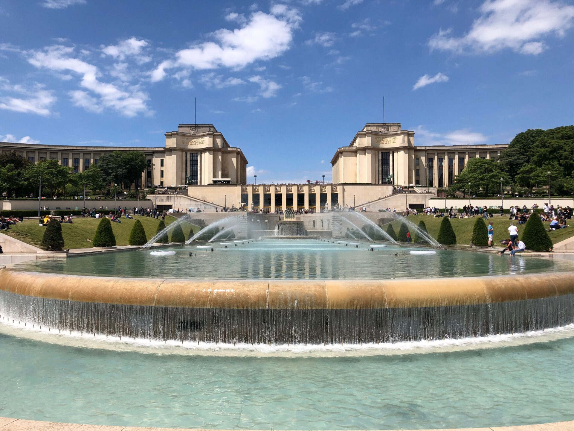 The Trocadéro fountains on a hot day