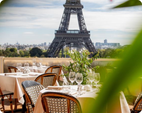 Image représentant la terrasse du Café de l'Homme offrant une vue sur la Tour Eiffel ; elle peut être réservée pour organiser un repas d'affaires.