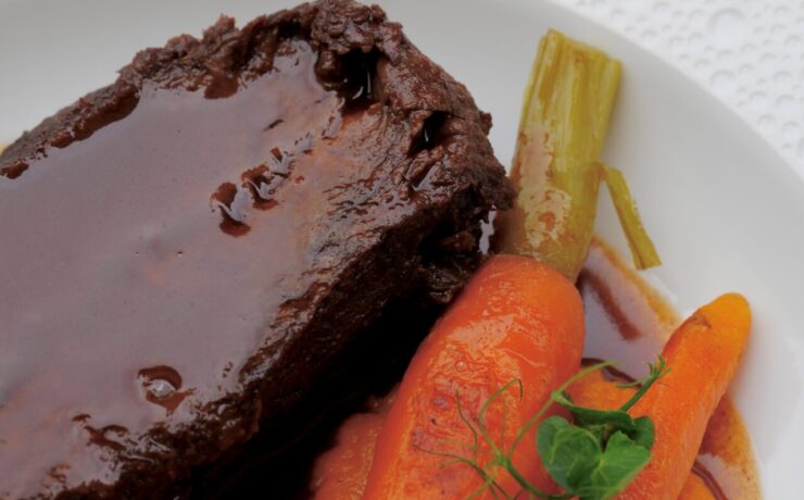 Estofado de ternera, zanahorias, puré de patatas, gastronomía