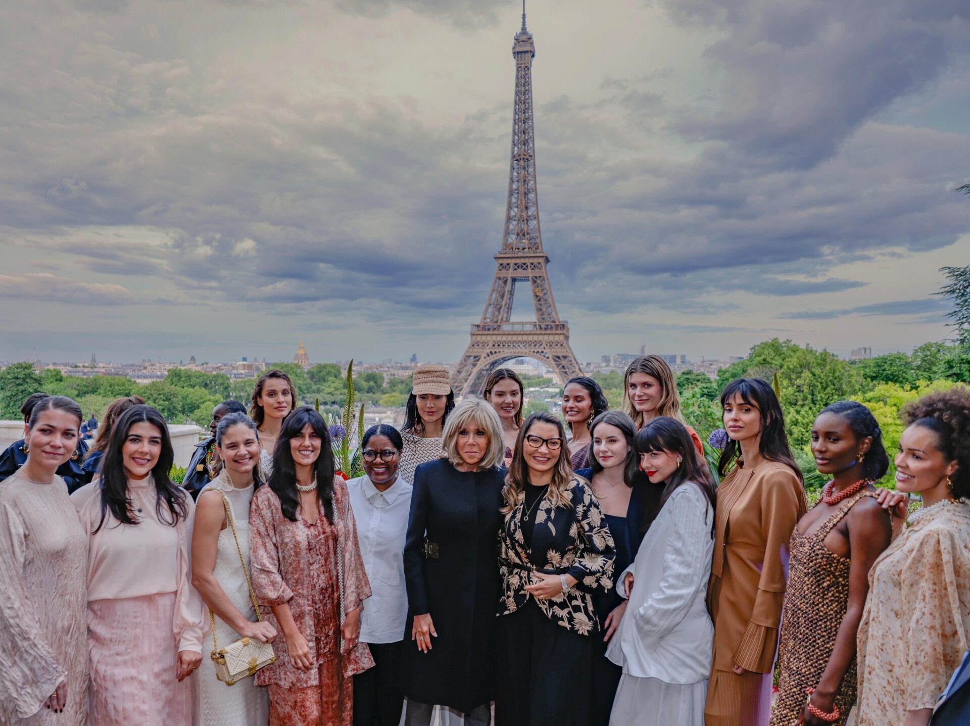 1ères Dames de France et du Brésil, Café de l'Homme, tour Eiffel.