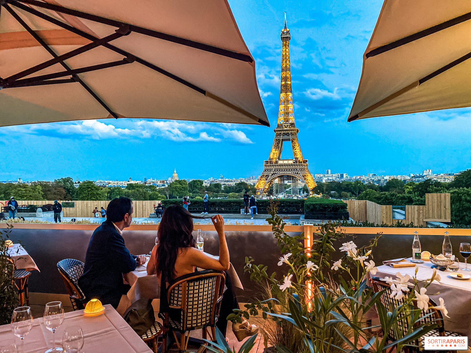 Rooftop café de l'homme tour Eiffel, Paris