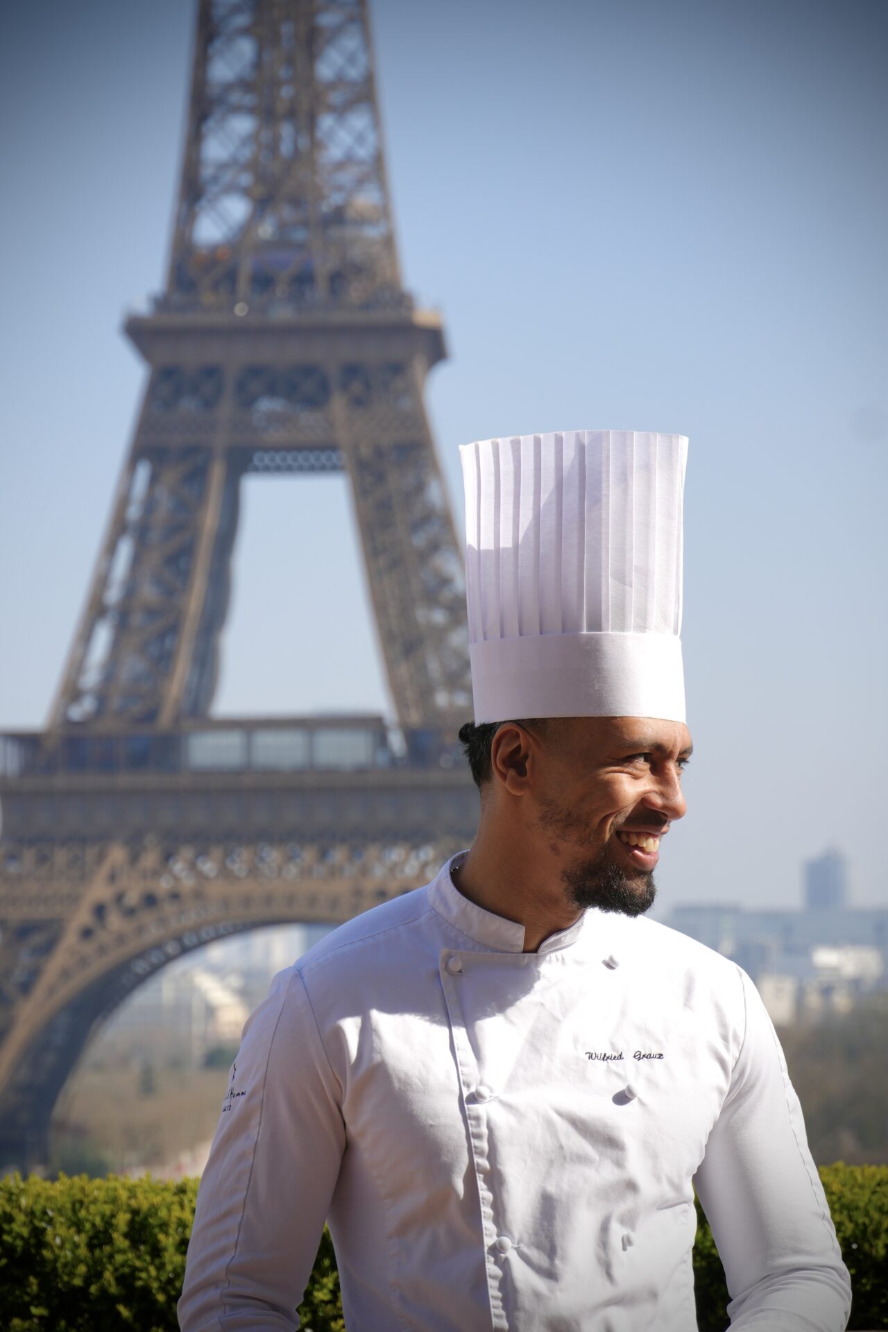 chef Chef posant sur la terrasse du Café de l'homme, vue sur tour Eiffel.