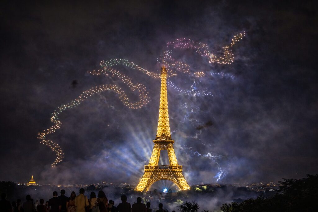 Tour et drone eclairé Fireworks